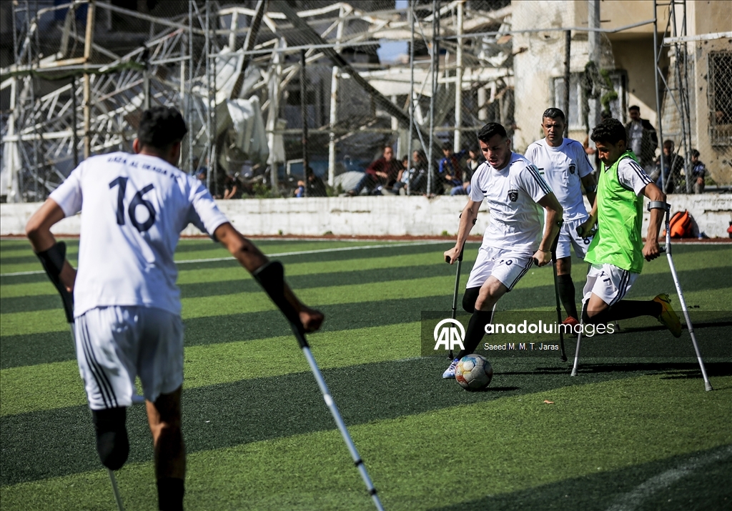 İsrail saldırıları sonucu ampute edilen Filistinliler, futbol takımı kurarak sahaya çıktı