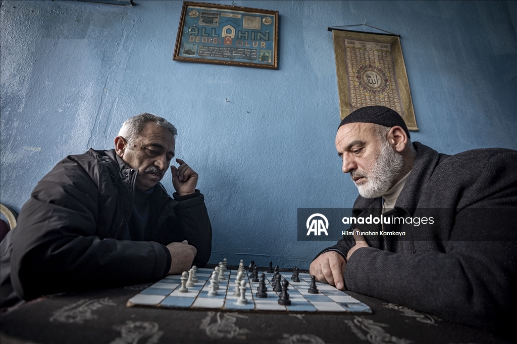 Erzurumlu satranç tutkunu amcalar, kahvehanede çay ve hatıralarla günlerini geçiriyor