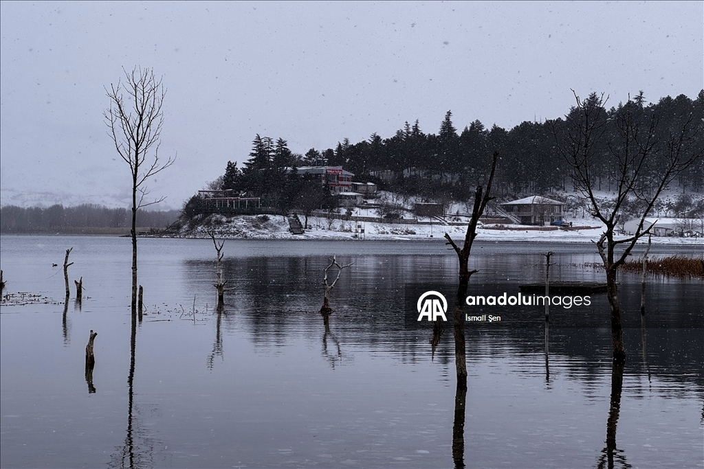 Çevresi karla kaplı Hazar Gölü ziyaretçilerini ağırlıyor