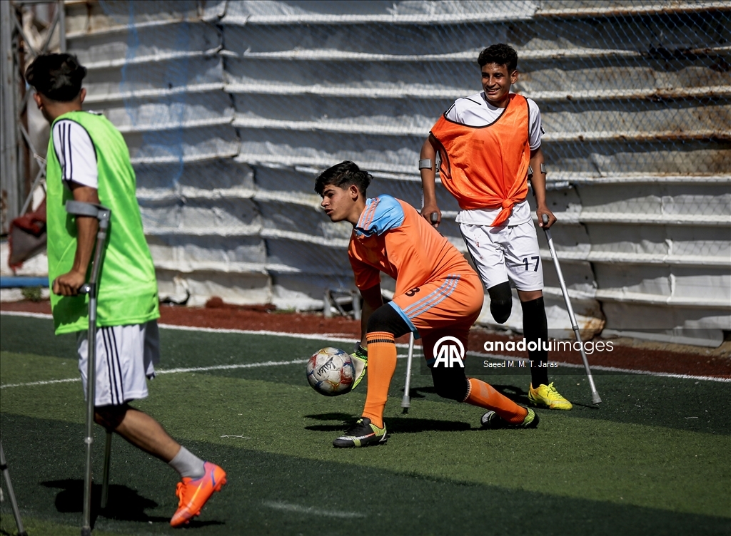 İsrail saldırıları sonucu ampute edilen Filistinliler, futbol takımı kurarak sahaya çıktı