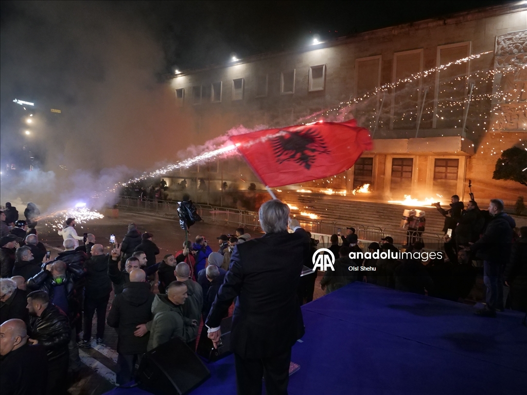 Албанская полиция применила водометы для разгона акции протеста оппозиции