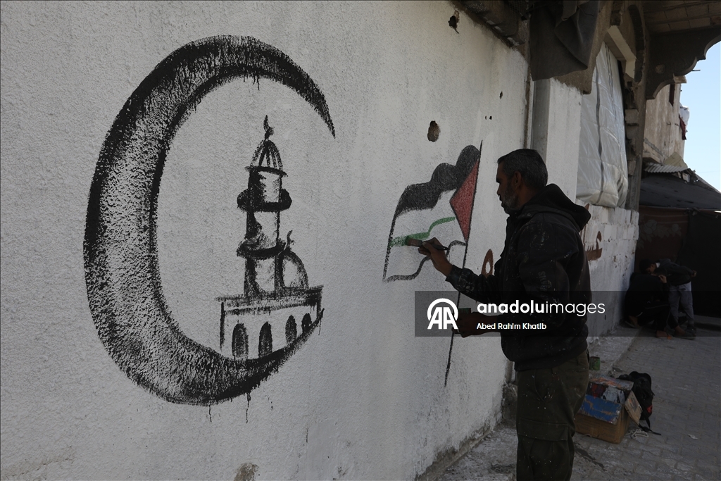 Filistinli Hani, İsrail saldırılarında yıkılan evlerin duvarlarına Ramazan ayı için resimler çiziyor