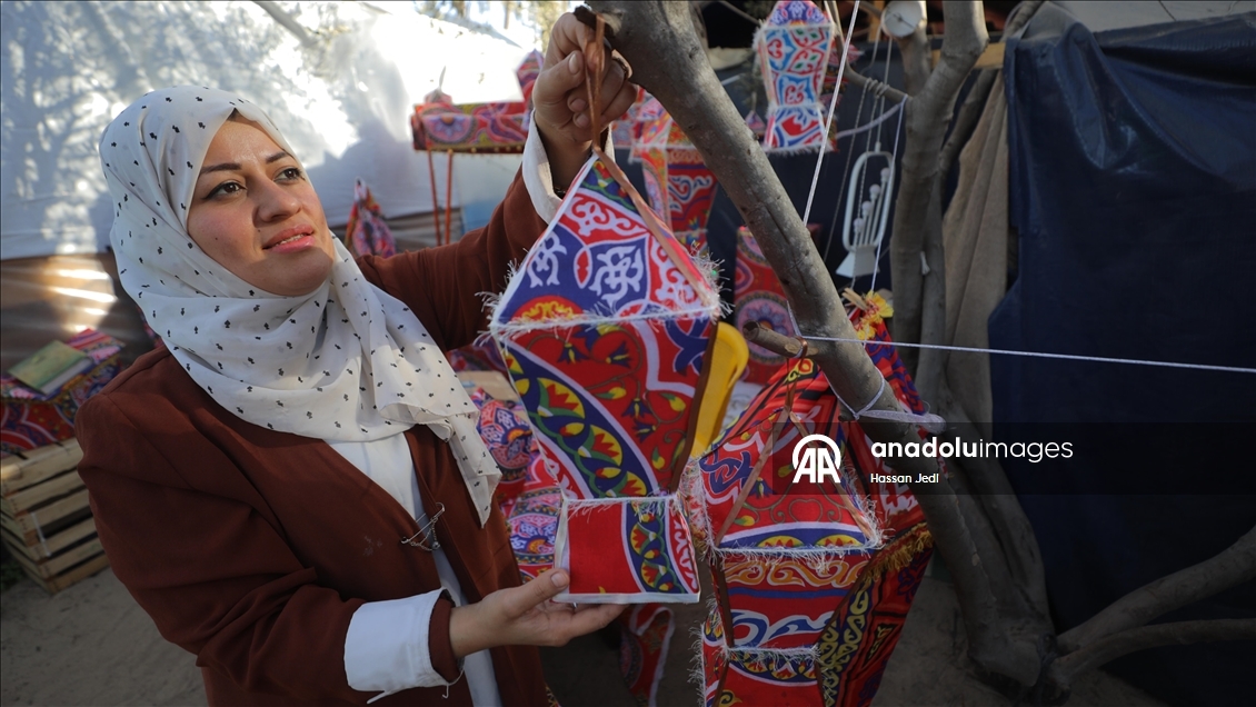 Filistinli Reyhan Hazım Şerab, yardım kolilerinden Ramazan fenerleri yapıyor