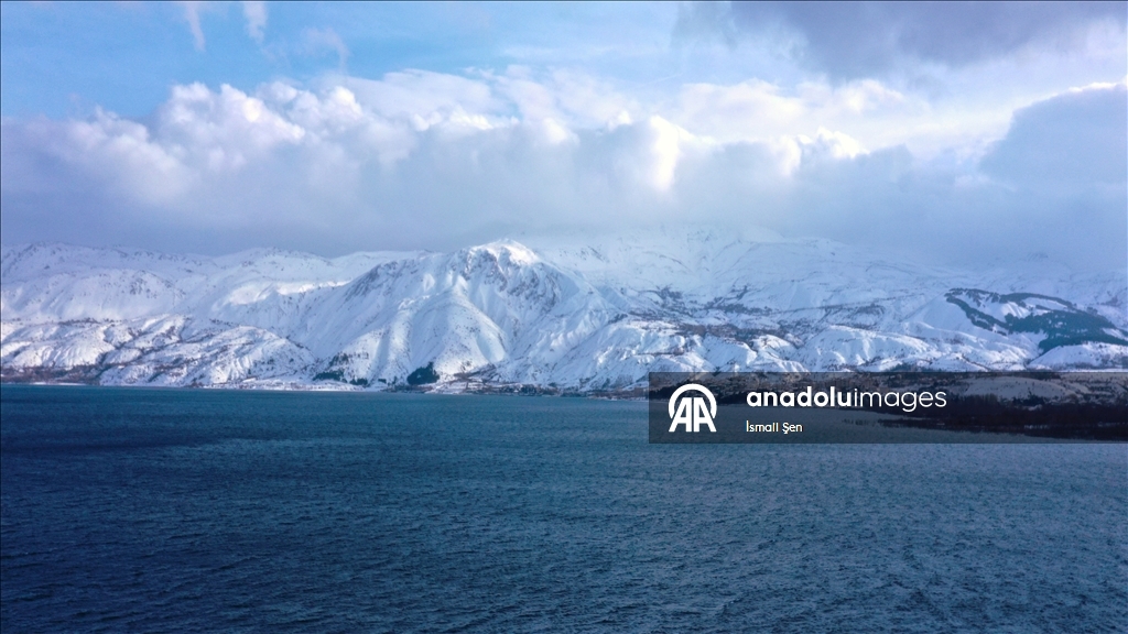 Çevresi karla kaplı Hazar Gölü ziyaretçilerini ağırlıyor