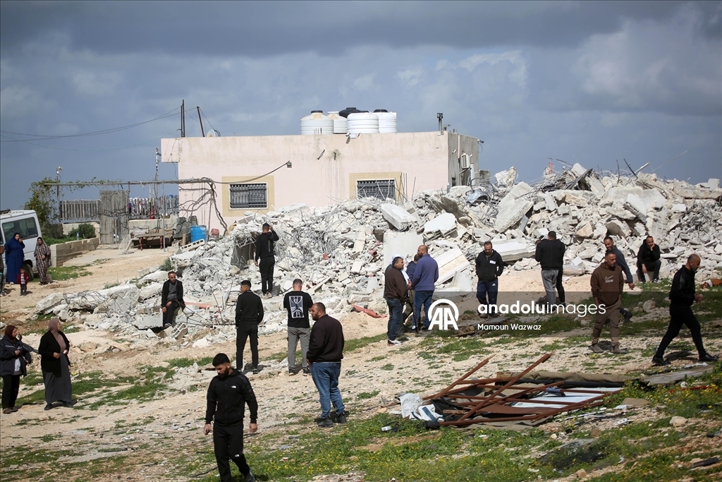 İsrail ordusu işgal altındaki Batı Şeria'da Filistinlilere ait bir evi yıktı