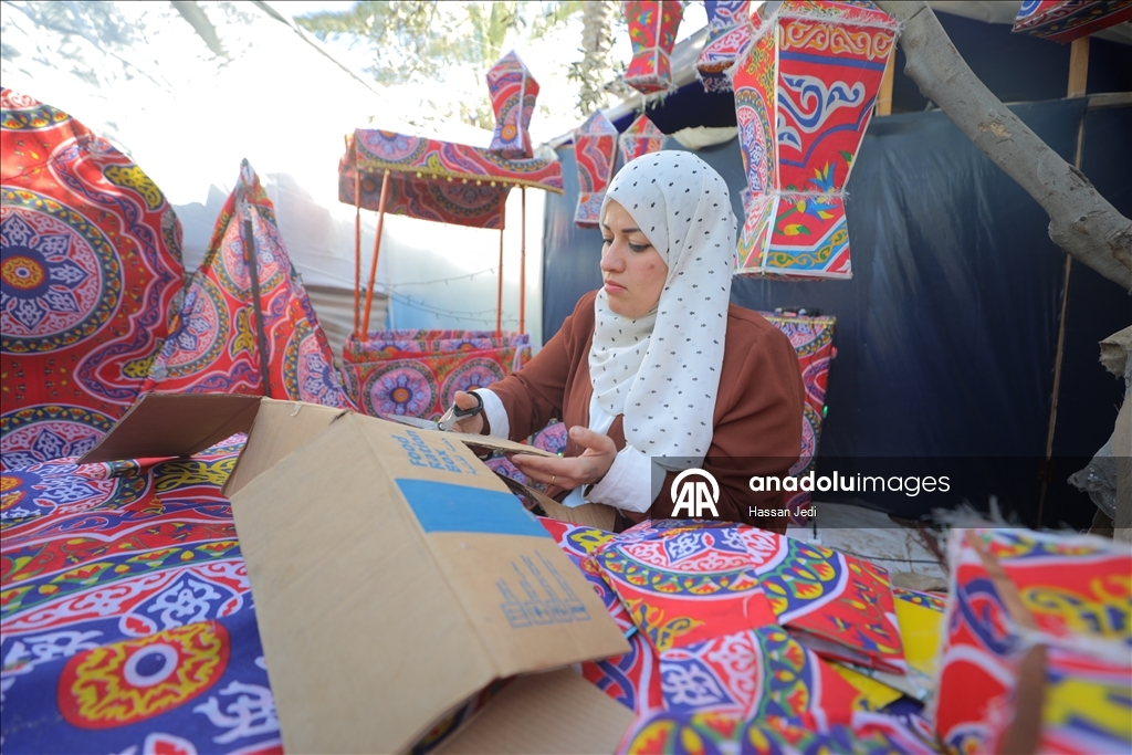 Filistinli Reyhan Hazım Şerab, yardım kolilerinden Ramazan fenerleri yapıyor