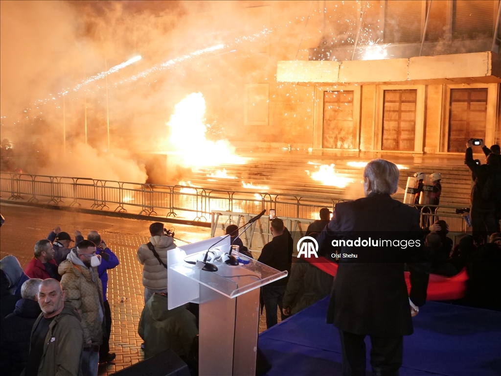 Албанская полиция применила водометы для разгона акции протеста оппозиции