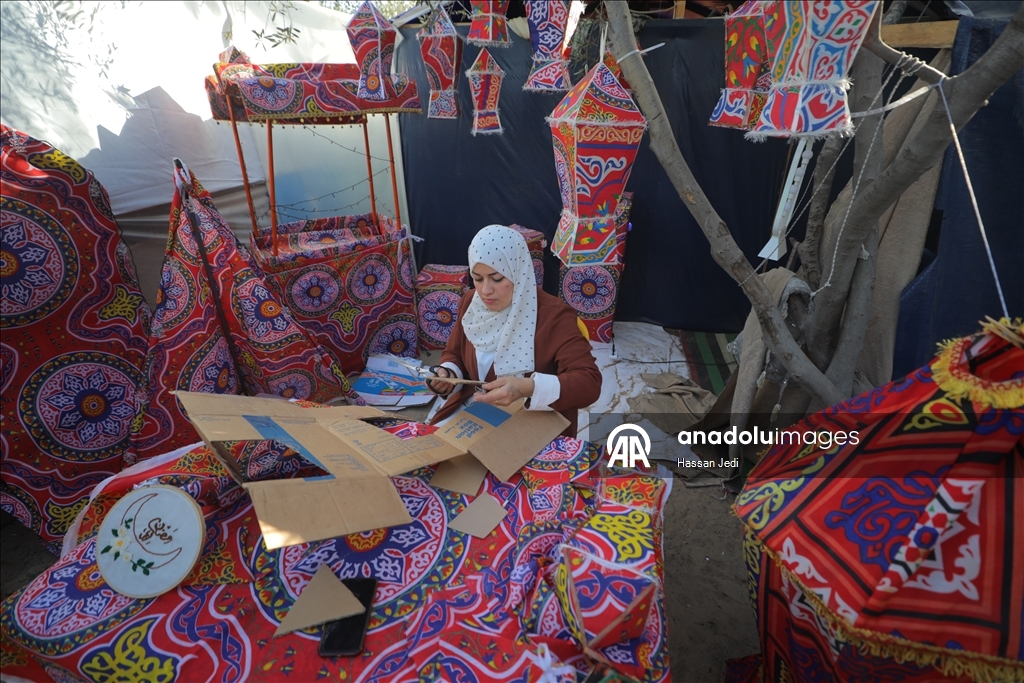 Filistinli Reyhan Hazım Şerab, yardım kolilerinden Ramazan fenerleri yapıyor