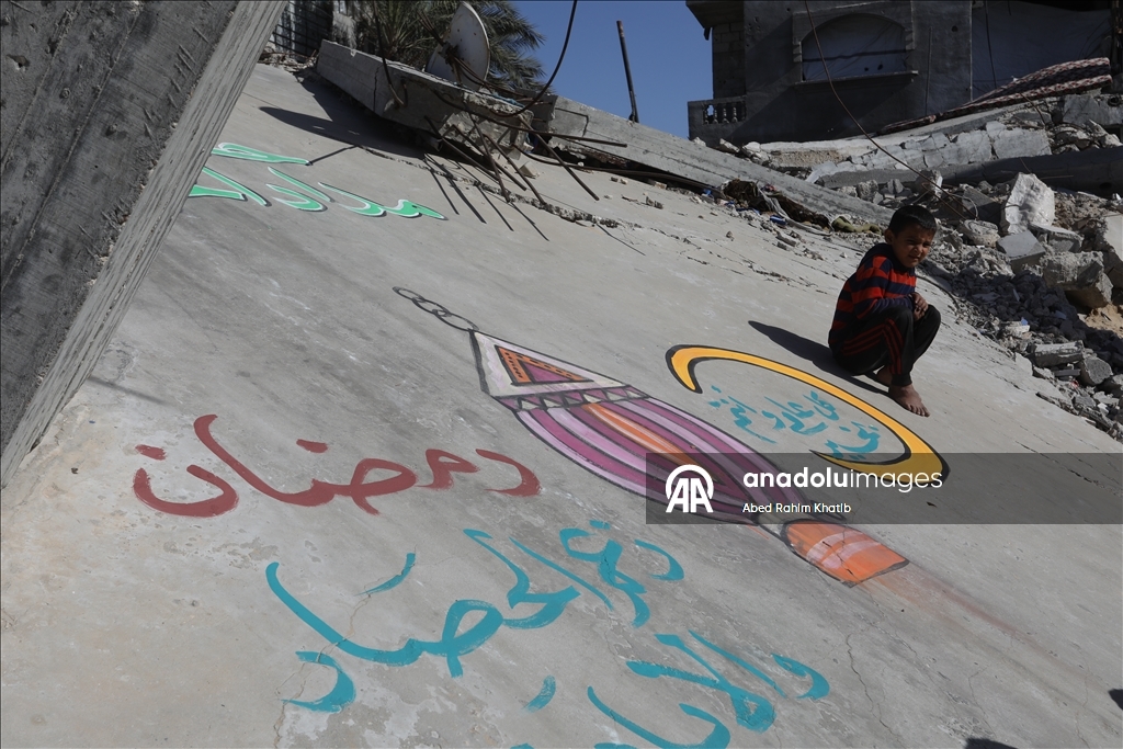 Filistinli Hani, İsrail saldırılarında yıkılan evlerin duvarlarına Ramazan ayı için resimler çiziyor
