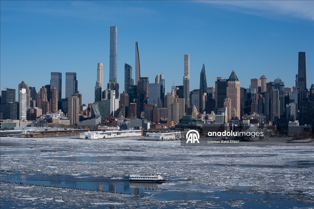 Ледяные глыбы на Гудзоне после двухнедельных морозов