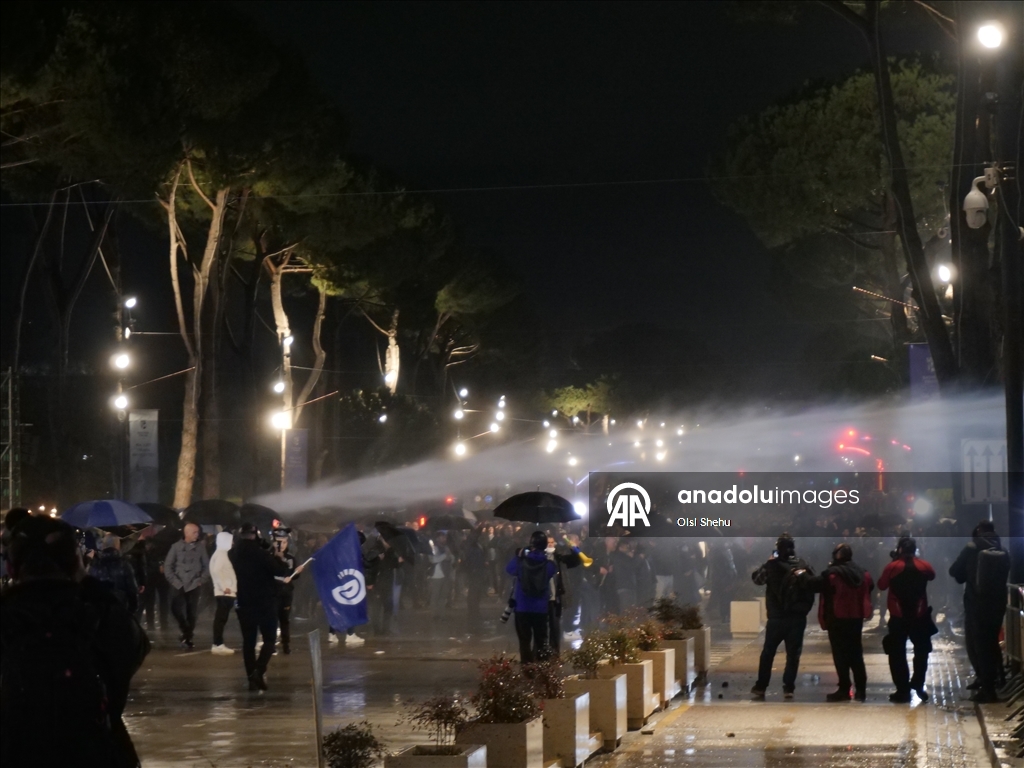 Албанская полиция применила водометы для разгона акции протеста оппозиции