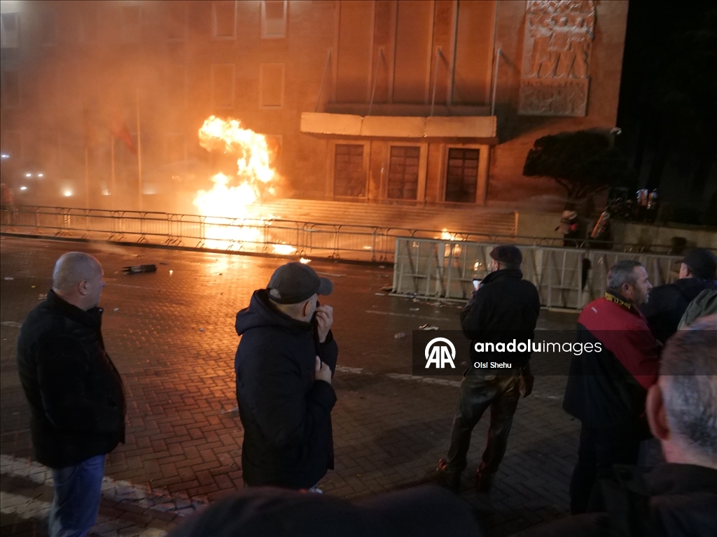 Албанская полиция применила водометы для разгона акции протеста оппозиции