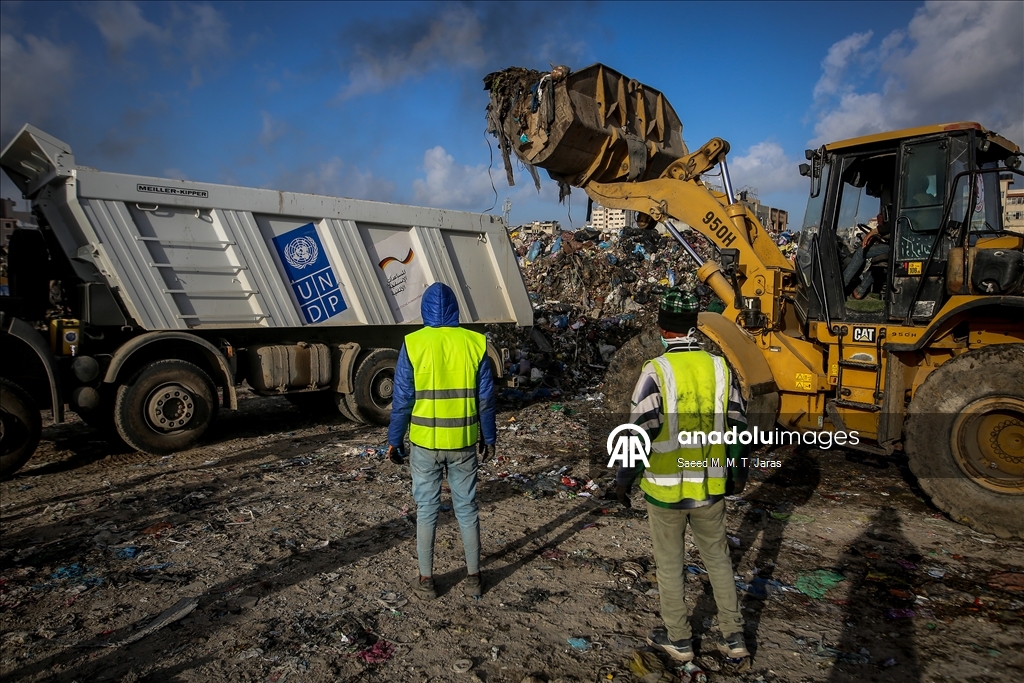 Gazze kentinde çevre ve sağlık riski oluşturan çöplük temizleniyor
