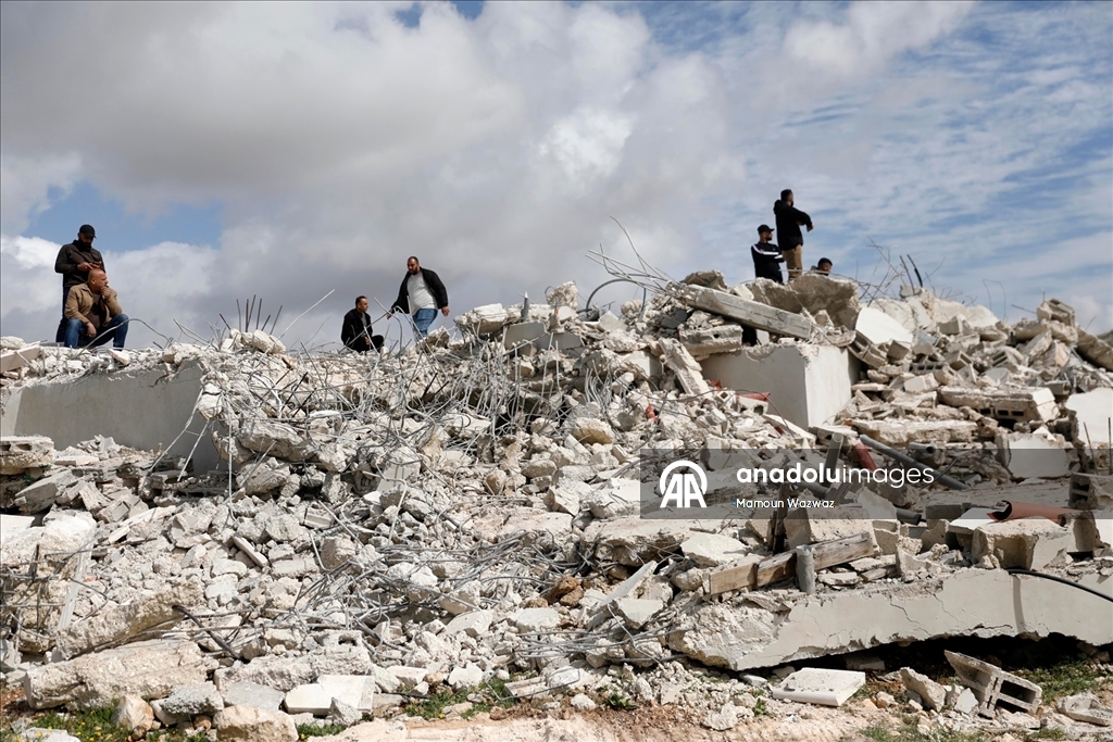 İsrail ordusu işgal altındaki Batı Şeria'da Filistinlilere ait bir evi yıktı