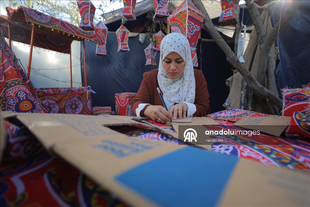 Filistinli Reyhan Hazım Şerab, yardım kolilerinden Ramazan fenerleri yapıyor