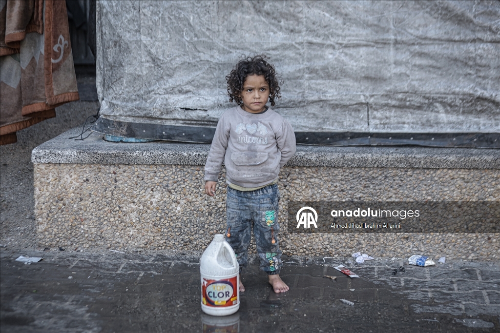 Gazze'de yerinden edilenlere su dağıtımı yapıldı