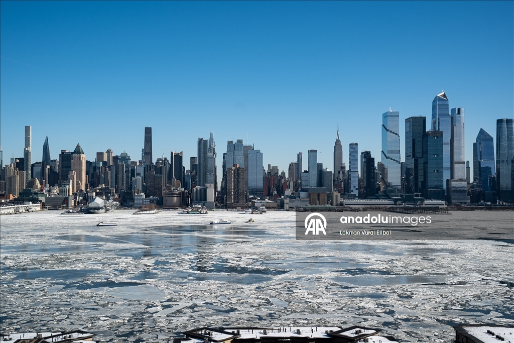 Ледяные глыбы на Гудзоне после двухнедельных морозов