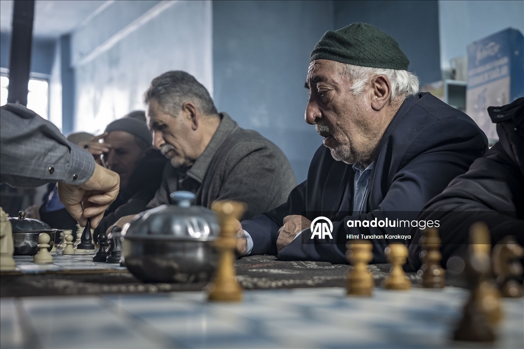 Erzurumlu satranç tutkunu amcalar, kahvehanede çay ve hatıralarla günlerini geçiriyor