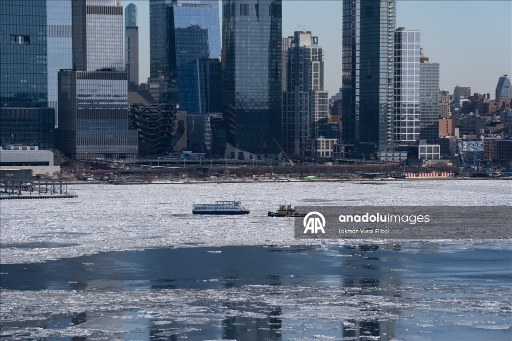 Ледяные глыбы на Гудзоне после двухнедельных морозов