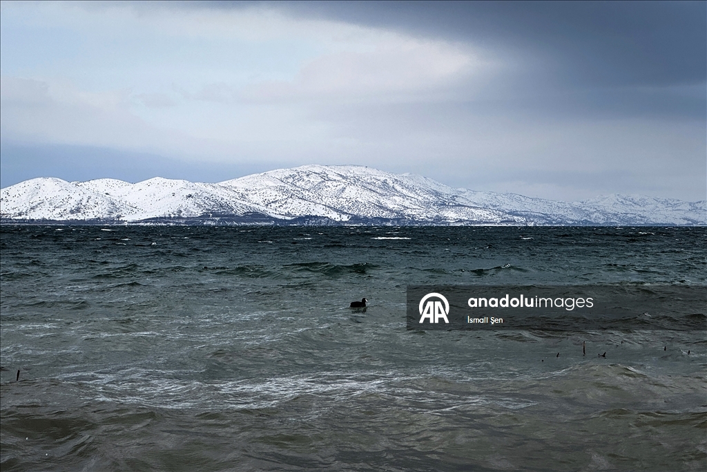 Çevresi karla kaplı Hazar Gölü ziyaretçilerini ağırlıyor