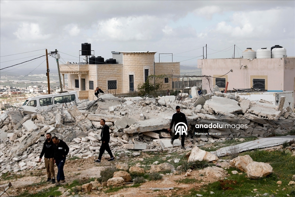 İsrail ordusu işgal altındaki Batı Şeria'da Filistinlilere ait bir evi yıktı