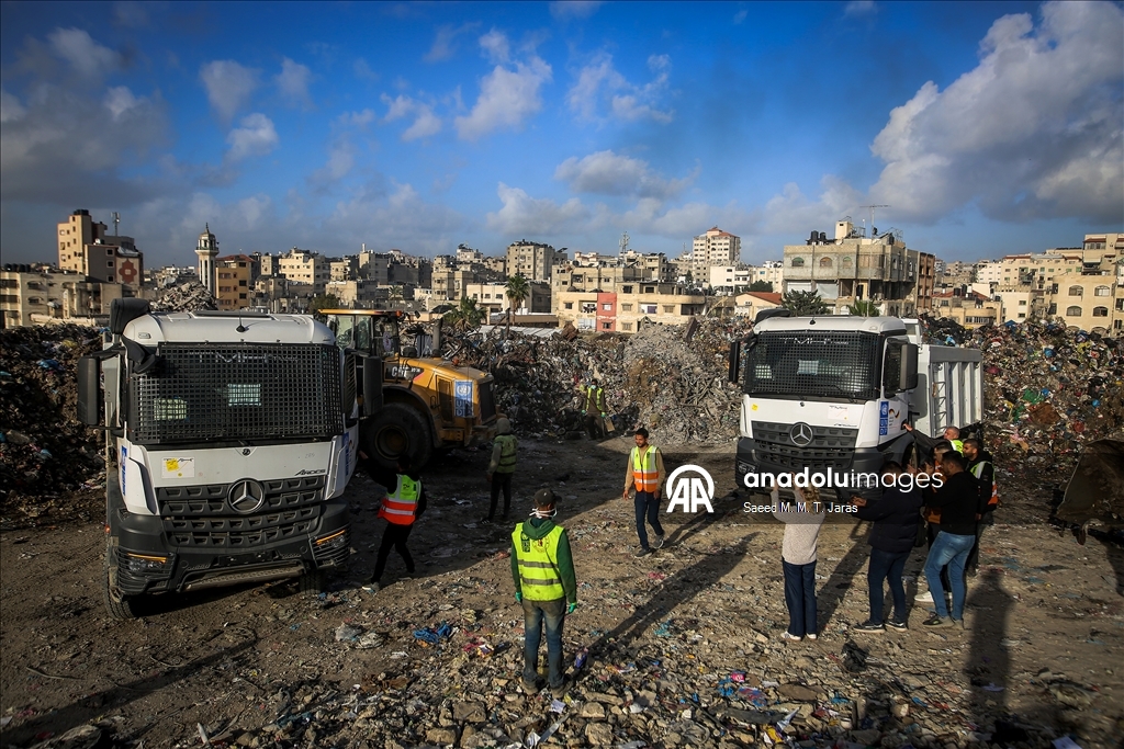 Gazze kentinde çevre ve sağlık riski oluşturan çöplük temizleniyor