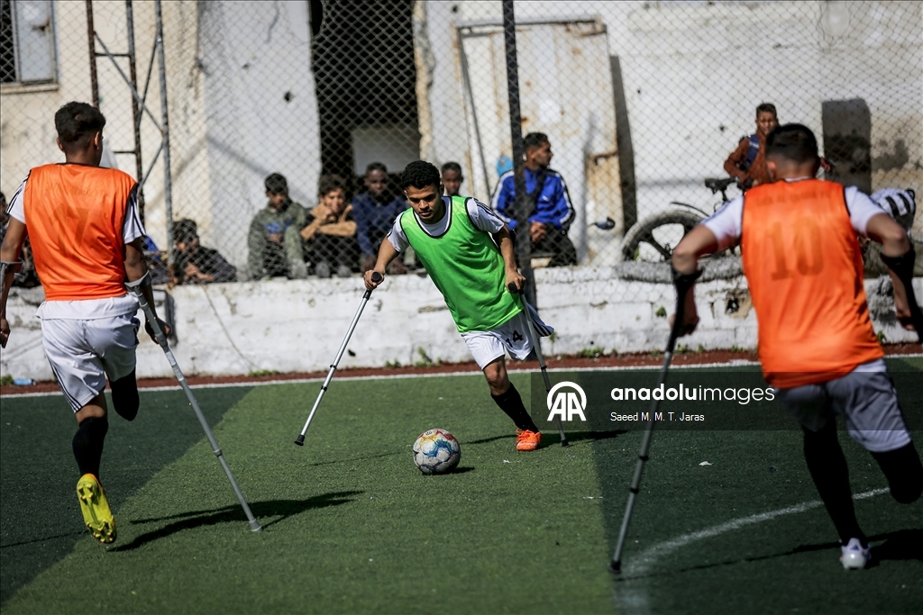 İsrail saldırıları sonucu ampute edilen Filistinliler, futbol takımı kurarak sahaya çıktı