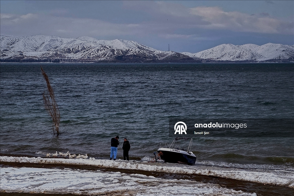 Çevresi karla kaplı Hazar Gölü ziyaretçilerini ağırlıyor