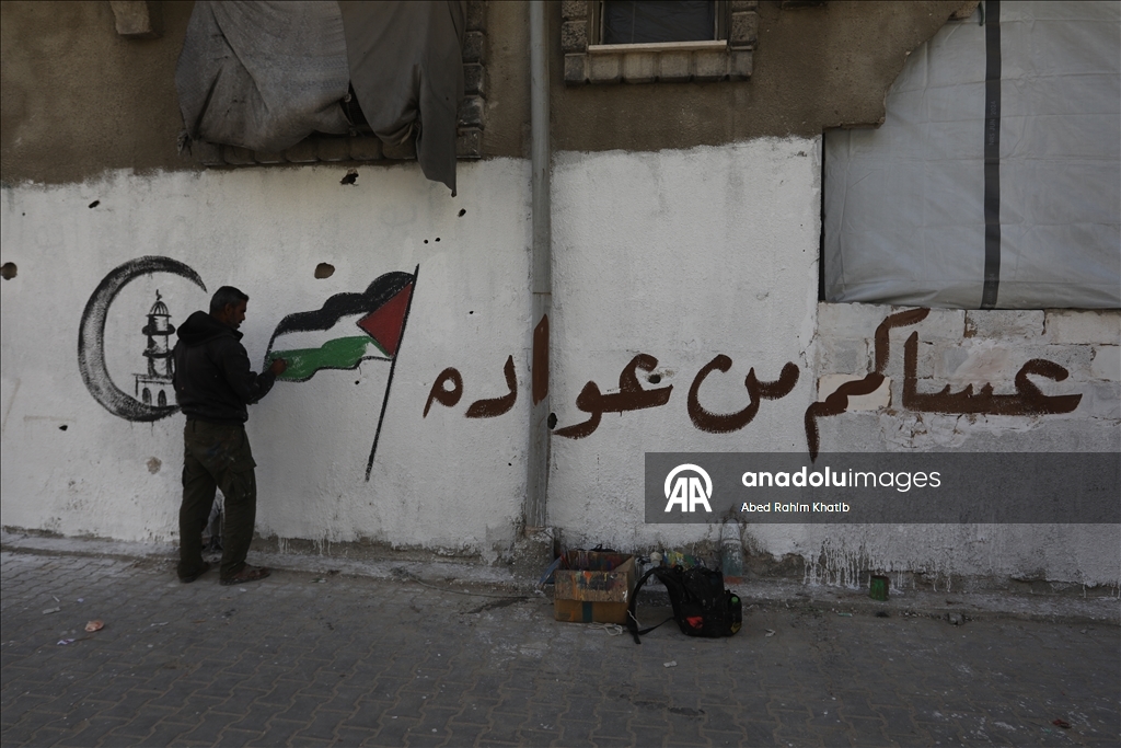 Filistinli Hani, İsrail saldırılarında yıkılan evlerin duvarlarına Ramazan ayı için resimler çiziyor