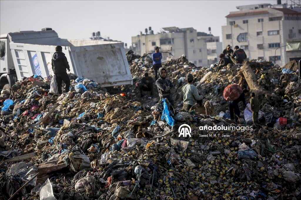 Gazze kentinde çevre ve sağlık riski oluşturan çöplük temizleniyor