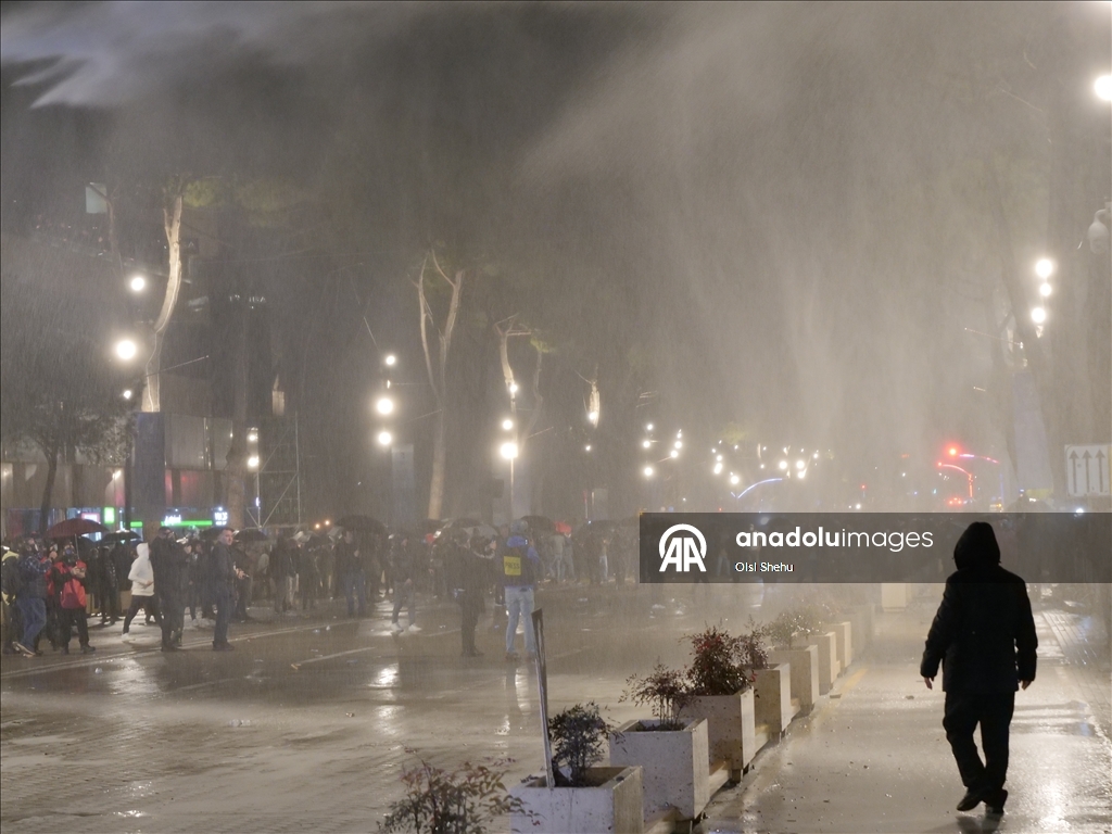 Албанская полиция применила водометы для разгона акции протеста оппозиции