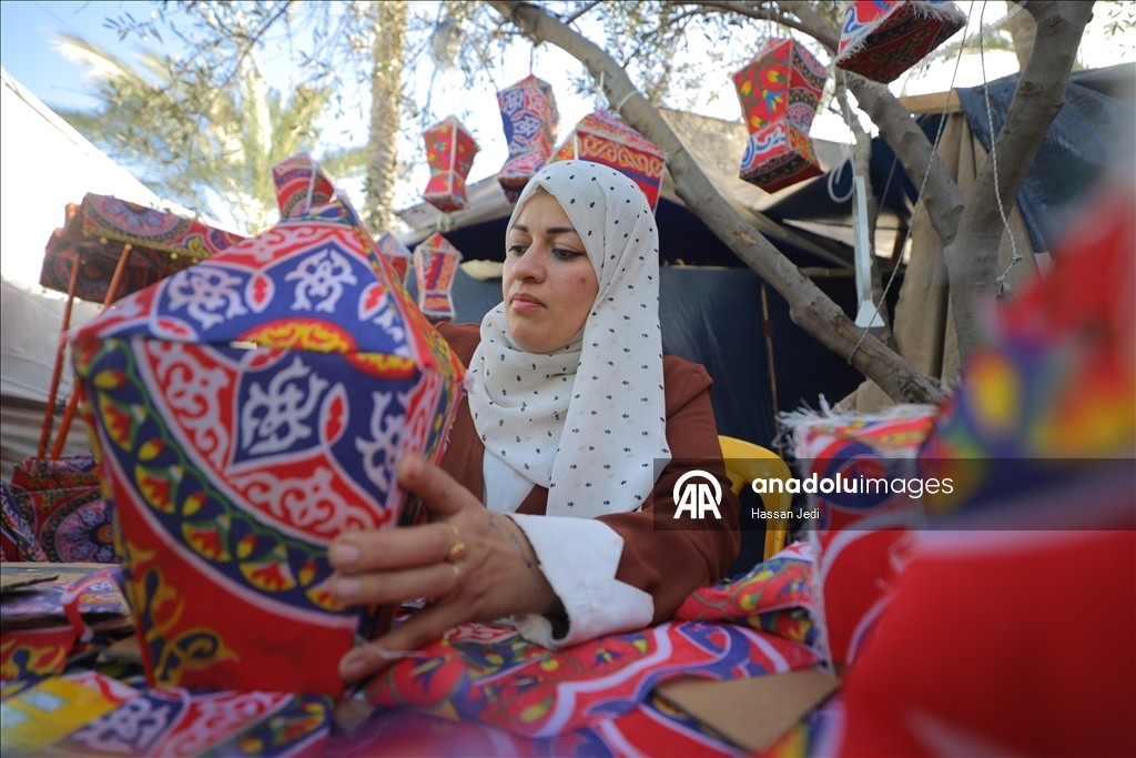Filistinli Reyhan Hazım Şerab, yardım kolilerinden Ramazan fenerleri yapıyor