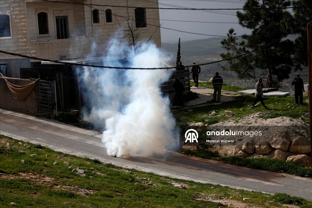 İsrail ordusu işgal altındaki Batı Şeria'da Filistinlilere ait bir evi yıktı