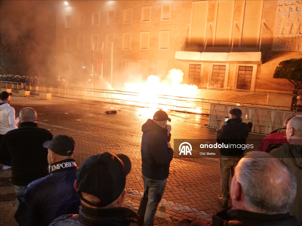 Албанская полиция применила водометы для разгона акции протеста оппозиции