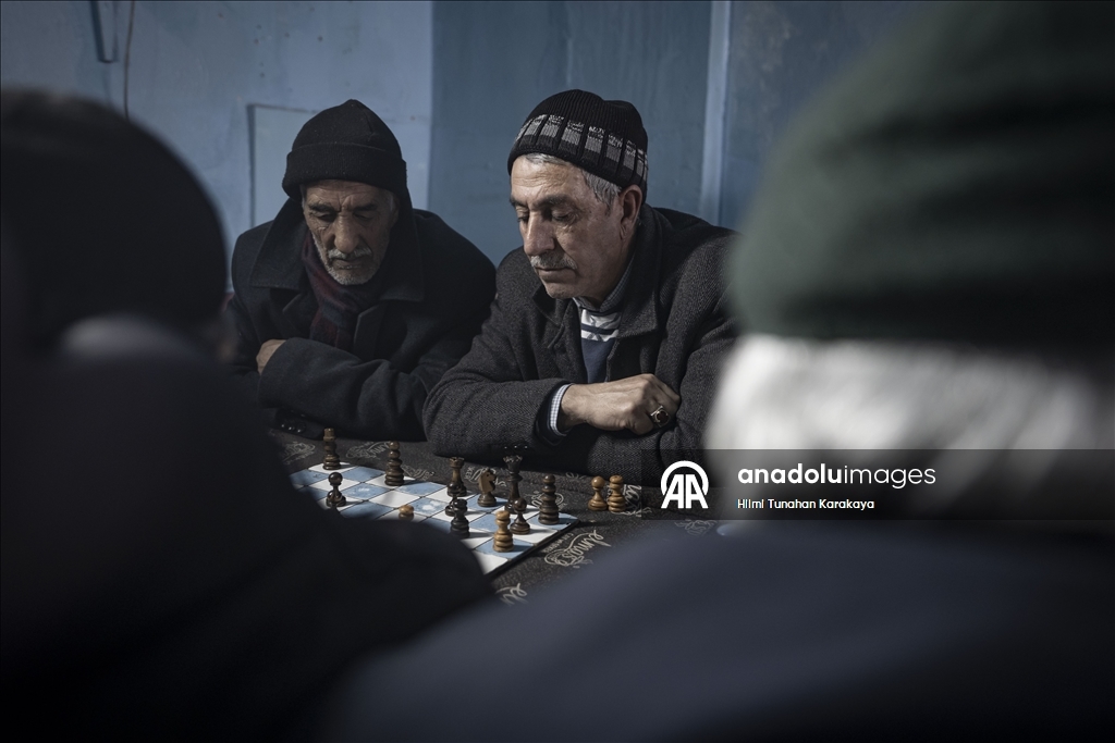 Erzurumlu satranç tutkunu amcalar, kahvehanede çay ve hatıralarla günlerini geçiriyor