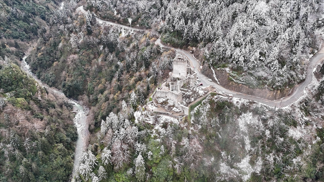 Zil Kale ve Ayder Yaylası beyaz örtüyle kaplandı