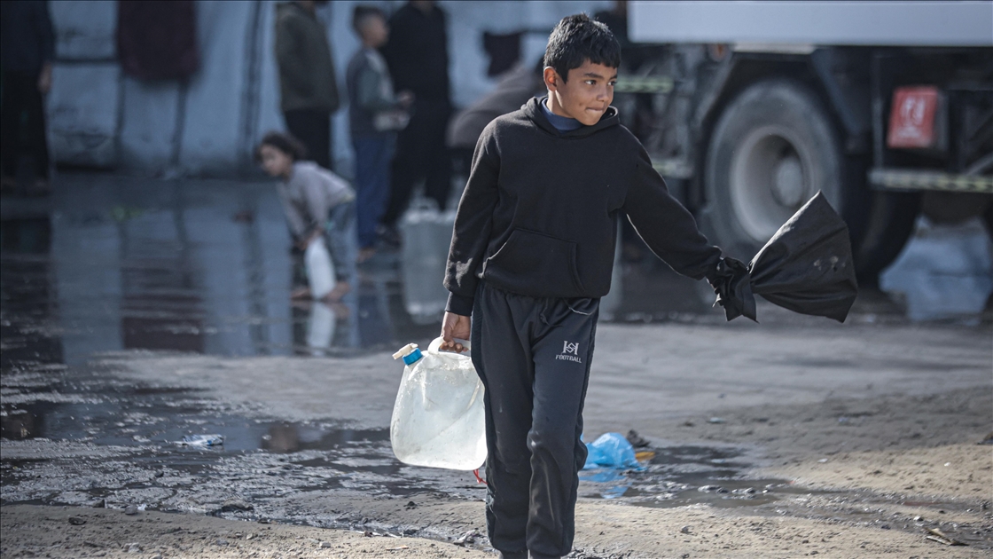 Gazze'de yerinden edilenlere su dağıtımı yapıldı
