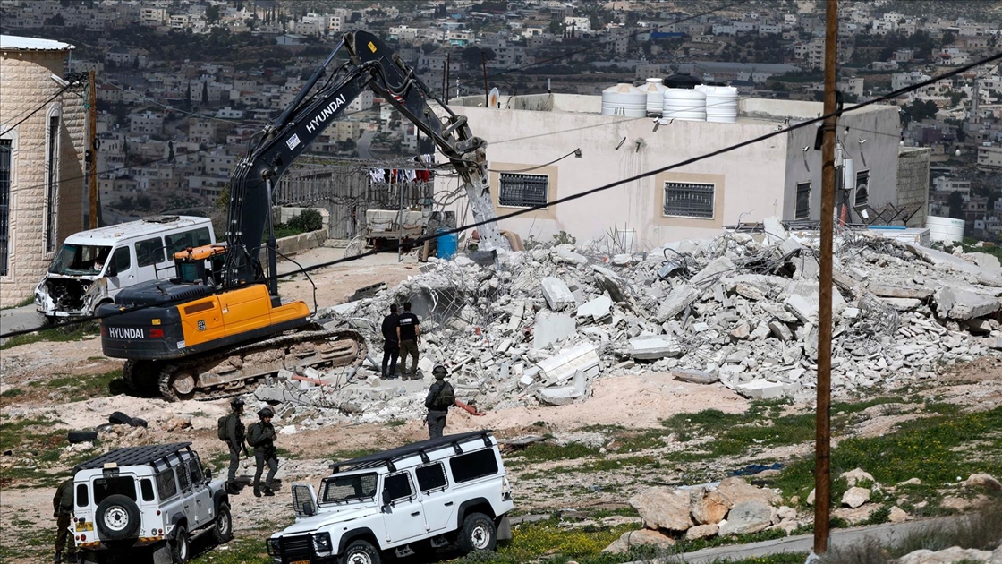 İsrail ordusu işgal altındaki Batı Şeria'da Filistinlilere ait bir evi yıktı