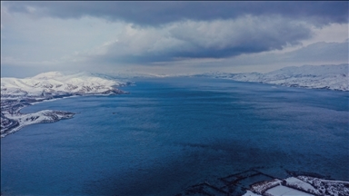 Çevresi karla kaplı Hazar Gölü ziyaretçilerini ağırlıyor