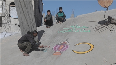 Filistinli Hani, İsrail saldırılarında yıkılan evlerin duvarlarına Ramazan ayı için resimler çiziyor