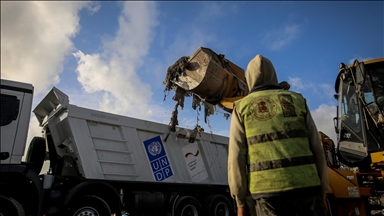 Gazze kentinde çevre ve sağlık riski oluşturan çöplük temizleniyor