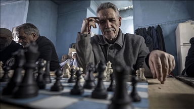 Erzurumlu satranç tutkunu amcalar, kahvehanede çay ve hatıralarla günlerini geçiriyor