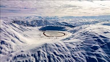 Покрытое белым покровом озеро Полат в турецком Эрзинджане засняли с воздуха