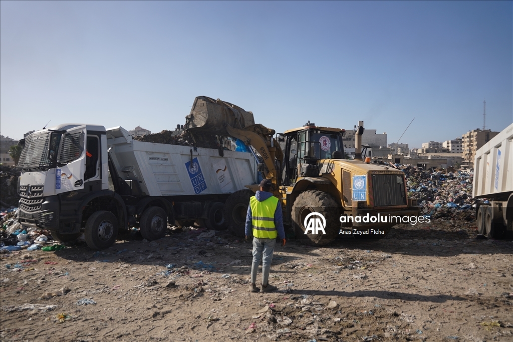 بلدية غزة تبدأ نقل 300 ألف متر مكعب نفايات من وسط المدينة