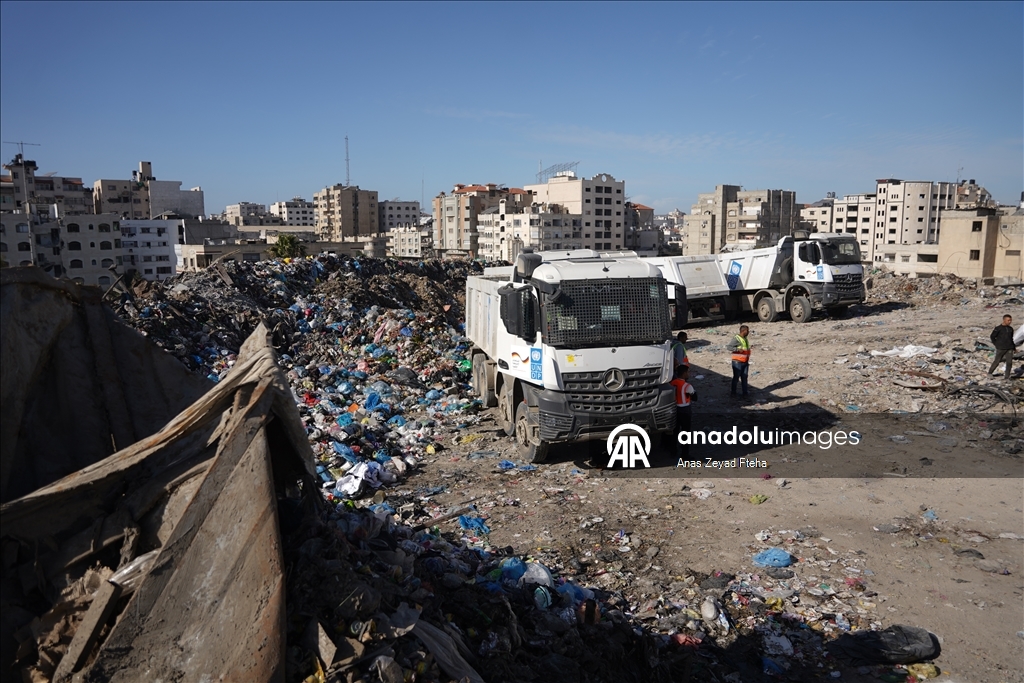بلدية غزة تبدأ نقل 300 ألف متر مكعب نفايات من وسط المدينة