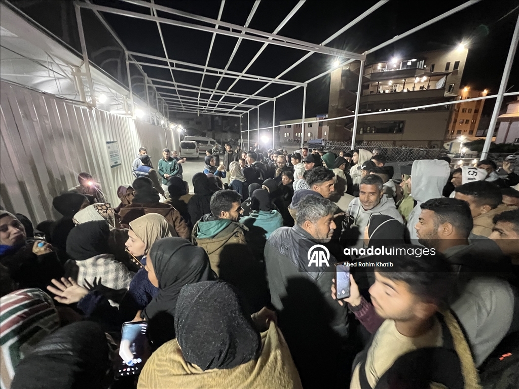 خان يونس.. 46 فلسطينيًا عائدًا عبر معبر رفح يلتقون بعائلاتهم