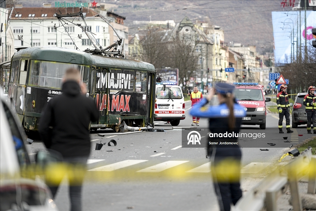 Jedna osoba poginula, više povrijeđenih nakon iskakanja tramvaja iz šina u centru Sarajeva
