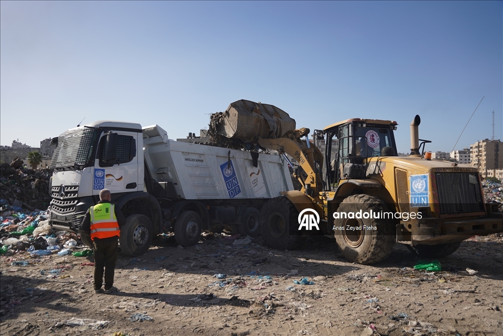 بلدية غزة تبدأ نقل 300 ألف متر مكعب نفايات من وسط المدينة