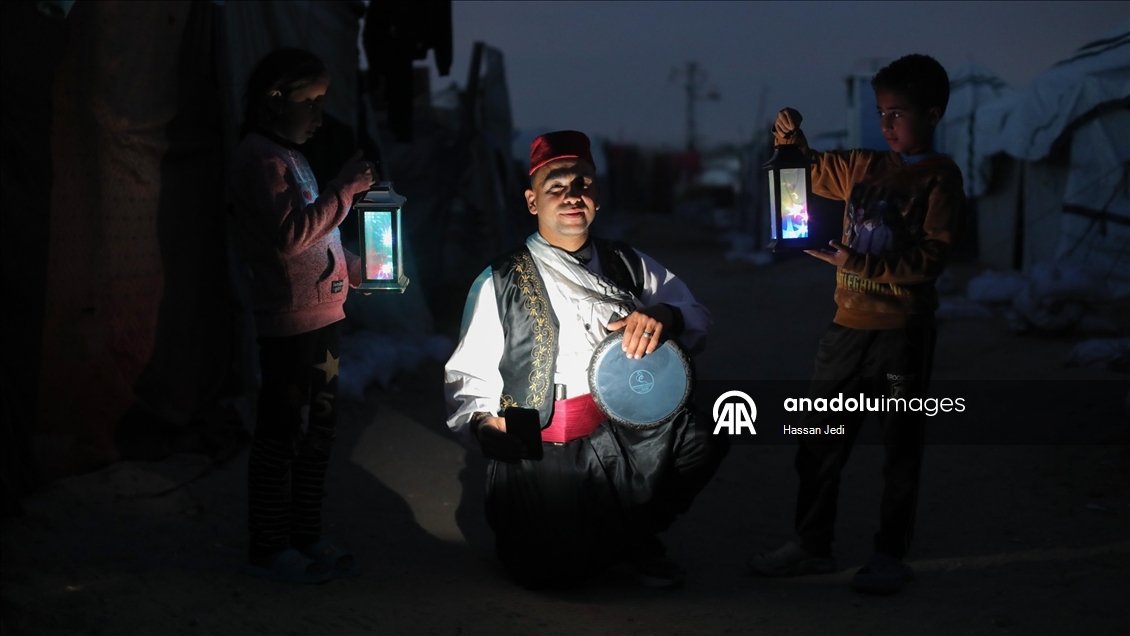 Filistinli İbrahim, oruca sayılı günler kala çocuklara Ramazan coşkusunu yaşatıyor