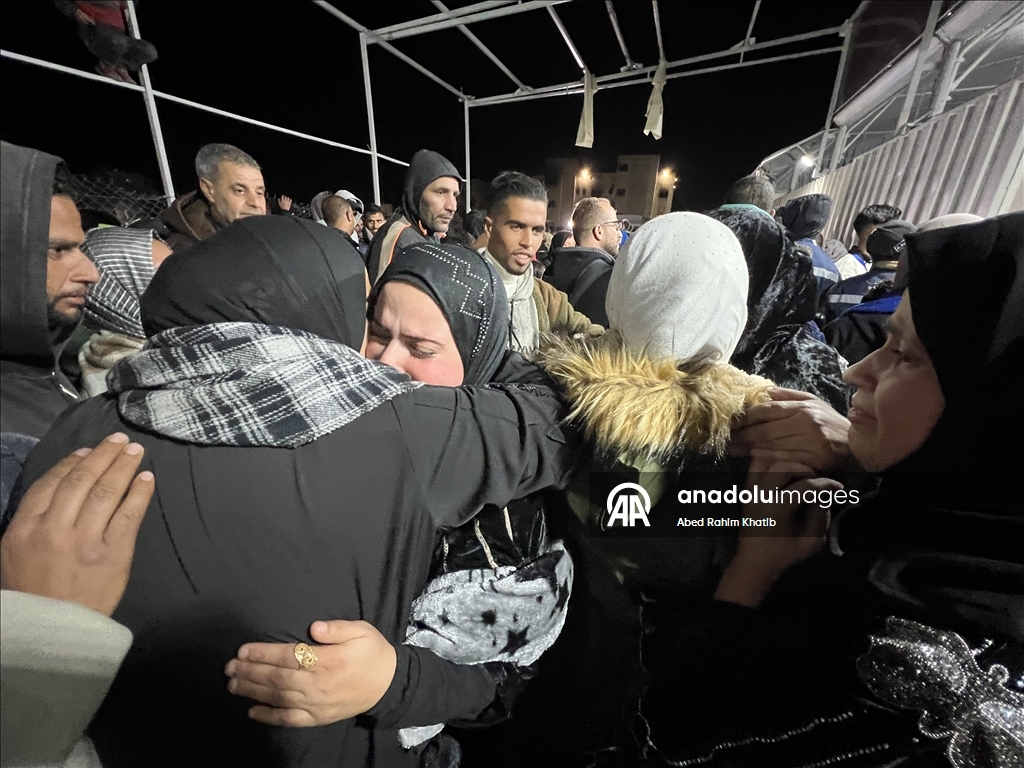 خان يونس.. 46 فلسطينيًا عائدًا عبر معبر رفح يلتقون بعائلاتهم